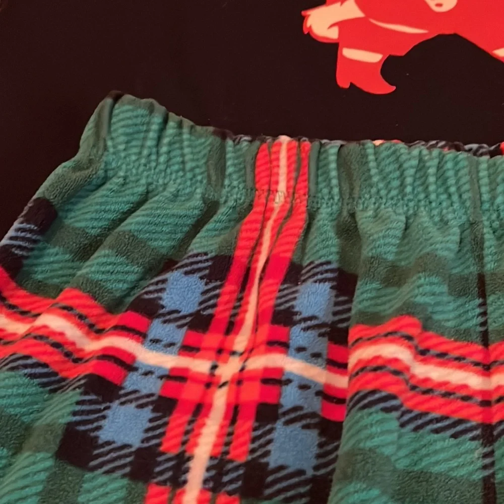 Like new! Oshkosh B’Gosh Christmas Rockin’ Santa /Plaid Boys Pajamas, (M)